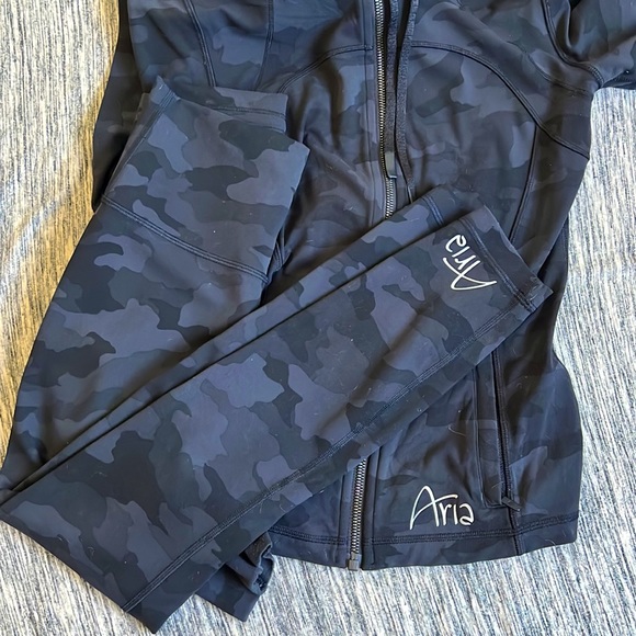 LuluLemon matching set limited edition black cameo Aria set - Picture 8 of 11